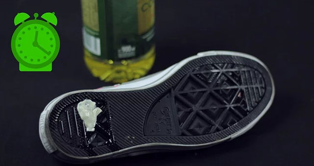 Dầu oliu giúp việc gỡ bã cao su trên giày dễ dàng hơn