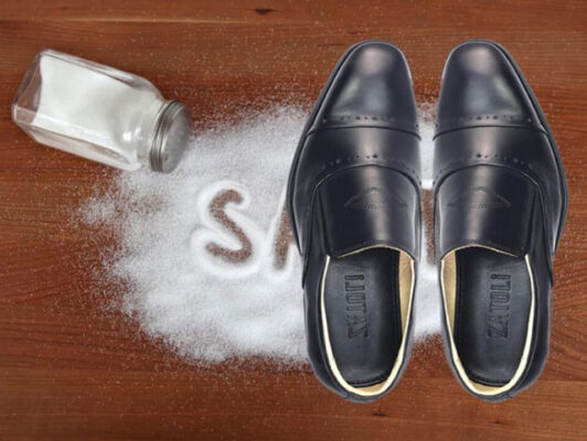 Muối trắng có khả năng khử mùi hôi giày hiệu quả 